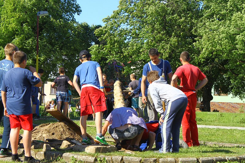 Stavanie maja (12).JPG